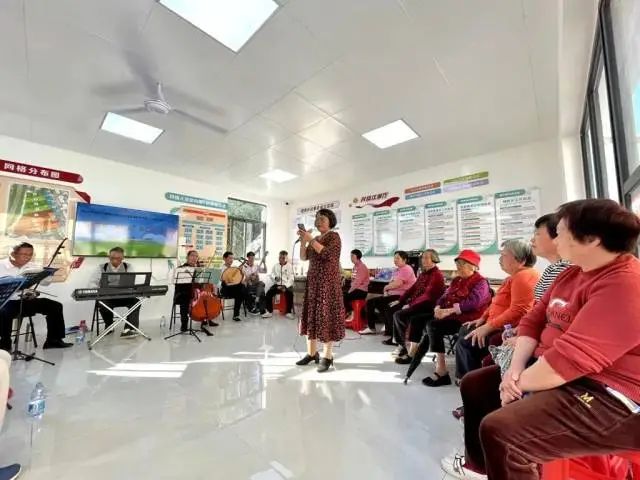 惠城区小金口街道定期组织社区长者开展文体活动。