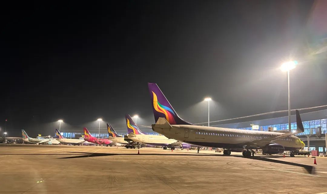 12月31日23时30分许，旅客量约量新随着南京—湛江UQ3564航班平稳降落，吞吐湛江吴川机场圆满完成2023年的次湛川机场创航班保障任务。