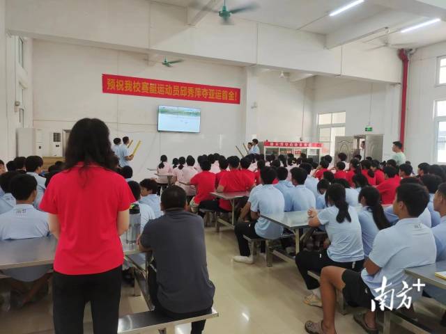 韶关市中心业余体校组织师生通过视频观赛。