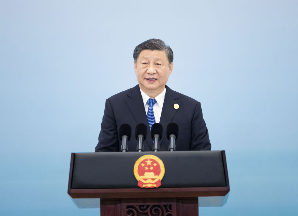 　　9月23日中午，国家主席习近平和夫人彭丽媛在浙江省杭州市西子宾馆举行宴会，欢迎来华出席杭州第19届亚洲运动会开幕式的国际贵宾。这是习近平发表致辞。新华社记者 黄敬文 摄