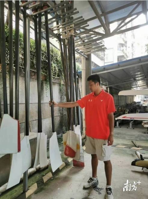 吕保晨在介绍赛艇用桨。 唐音 摄