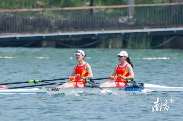 2023年全国赛艇春季冠军赛中的邱秀萍（左一）和搭档。（资料图）