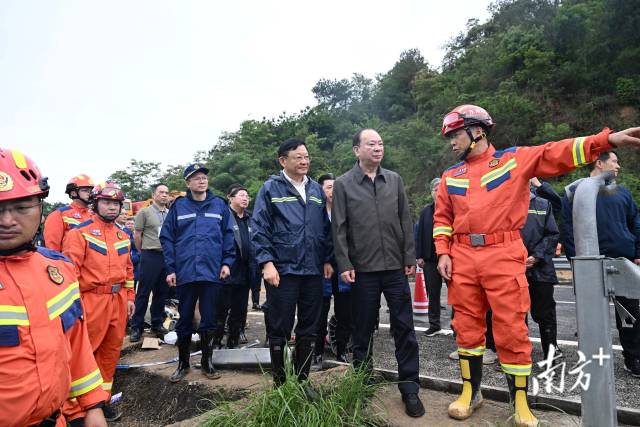 5月2日上午，省委书记黄坤明到梅大高速茶阳路段塌方灾害现场，实地调度指导抢险救援和应急处置工作。南方+记者 王辉 摄