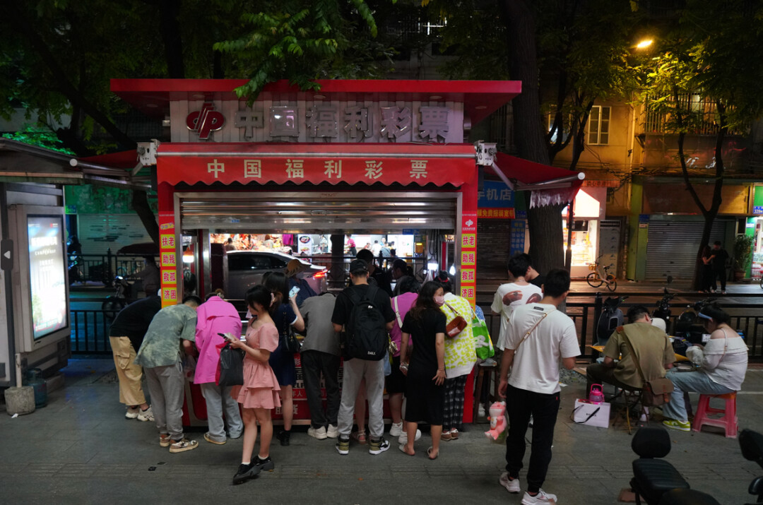 2023年5月1日，广州，市民在街边的彩票销售点购买即开型彩票 图/南方人物周刊记者郑洁