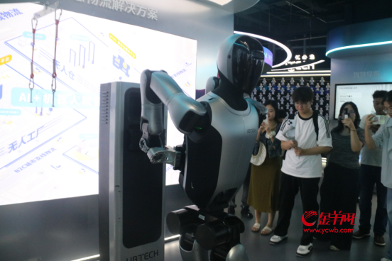 优必选人形机器人在自动更换电池