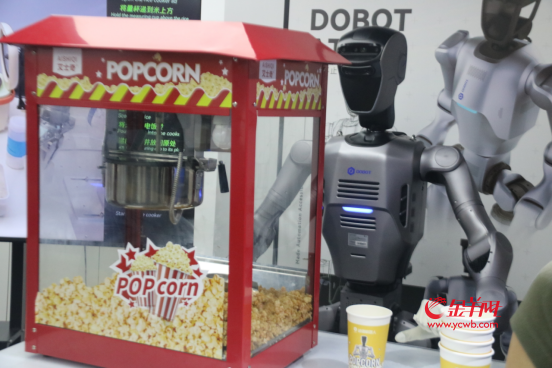 机器人用纸杯装爆米花