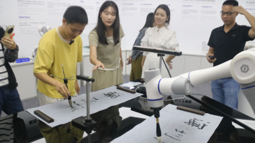 改革开放走在前｜能拣货、能调咖！深圳机器人产业迸发新活力