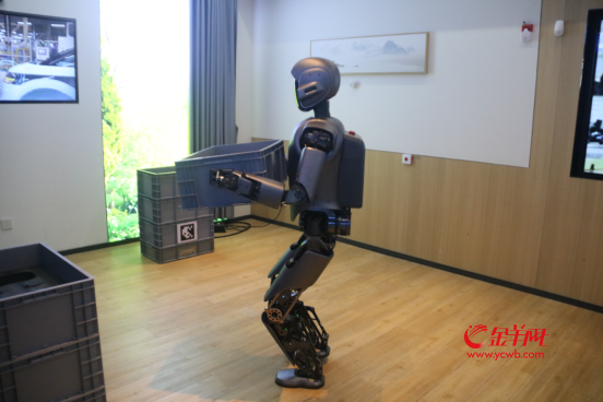 优必选人形机器人在搬运货物