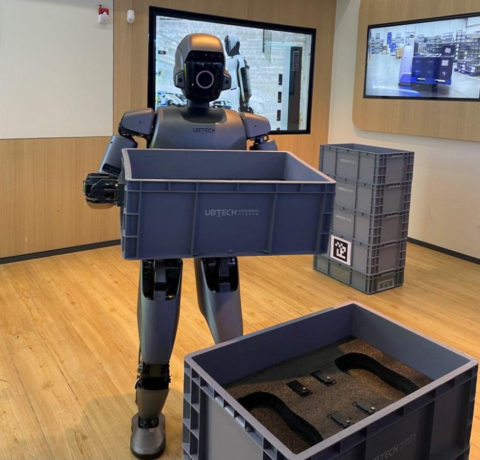 人形机器人正在搬运货物