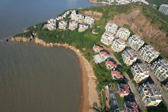▲2025年10月6日，浙江舟山岱山县海岸港湾蜿蜒曲折，是县域旅游热门地之一。（视觉中国/图）