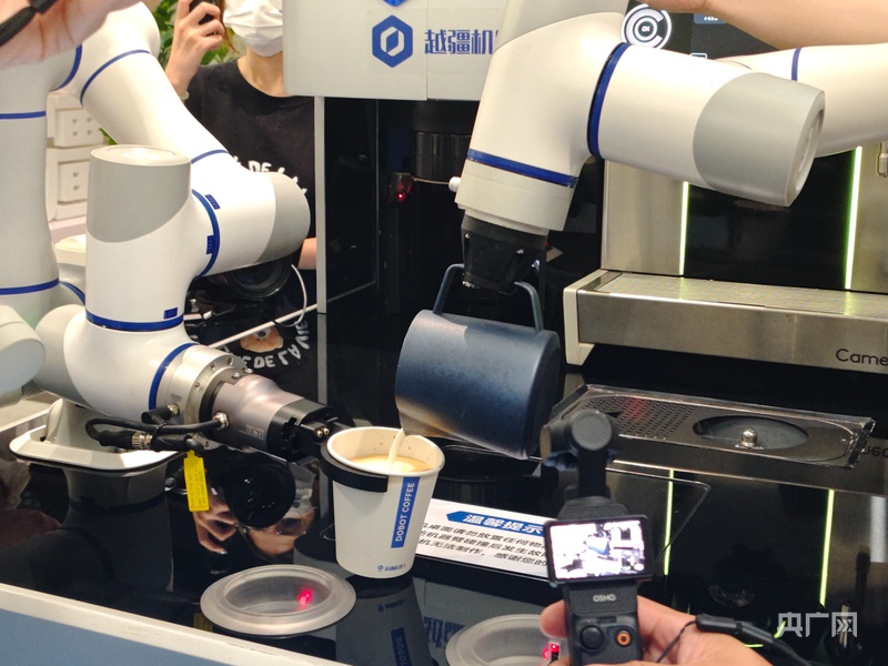 正在拉花的协作机器人（央广网记者 郑少纯 摄）