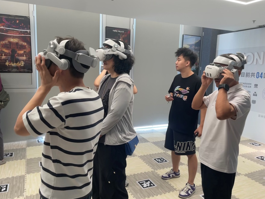 采风团在现场体验VR大空间互动技术