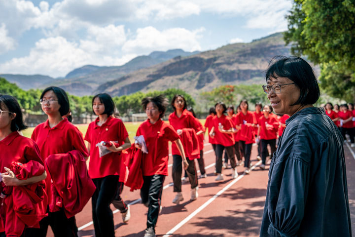 2024年6月7日，张桂梅组织走出考场的学生准备返回学校。新华社记者 胡超 摄