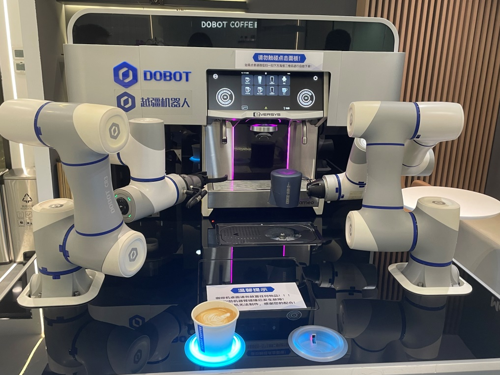 越疆机器人在制作咖啡