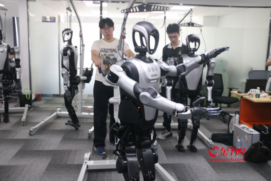 乐聚人形机器人在打太极