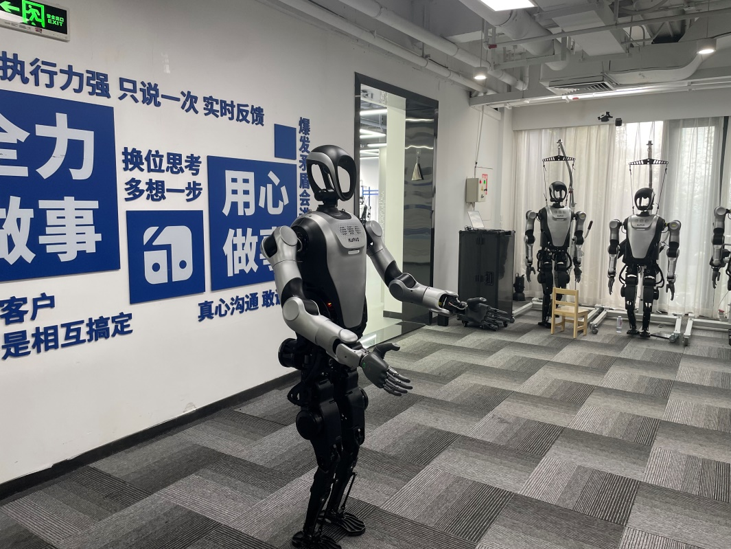 “夸父”人形机器人