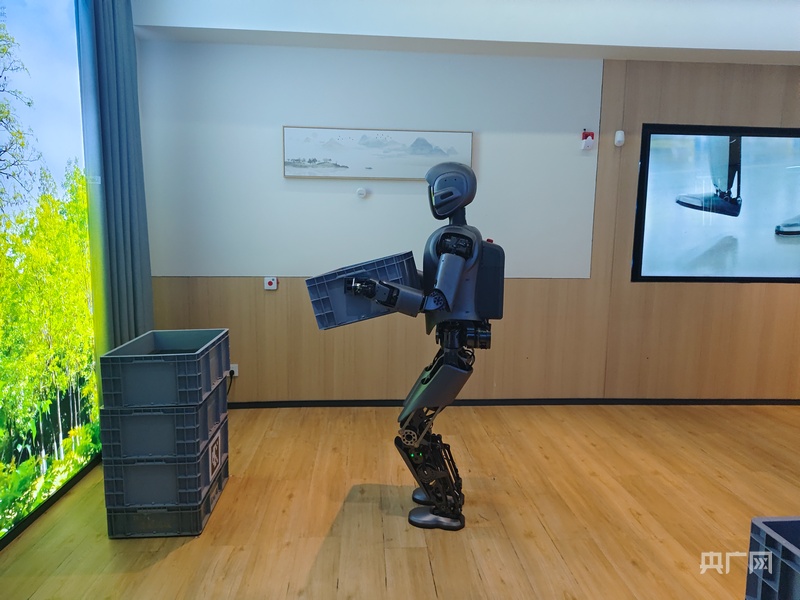 正在搬运货物的机器人（央广网记者 郑少纯 摄）