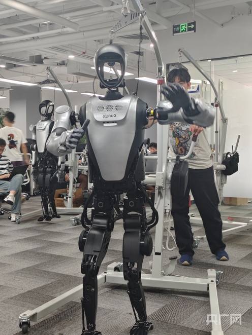 人形机器人打太极（央广网记者 郑少纯 摄）