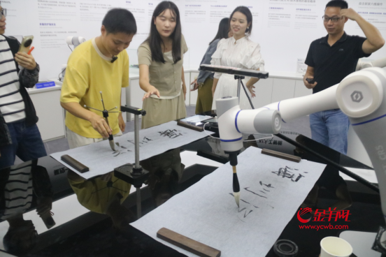 机器人模仿记者写字