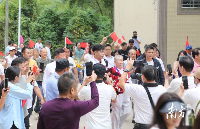 冠军载誉返乡，现场秒变追星会。  