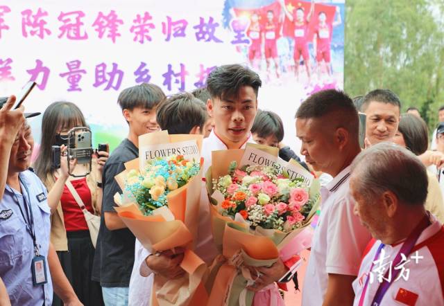 乡亲为陈冠锋献上鲜花。  