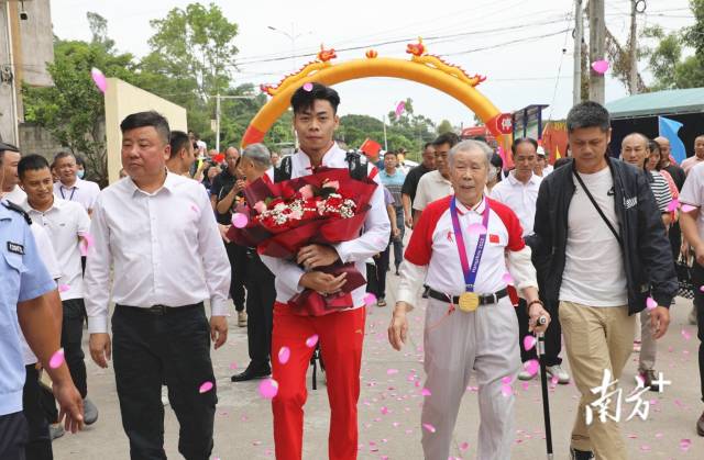 陈冠锋返乡受特别礼遇。  