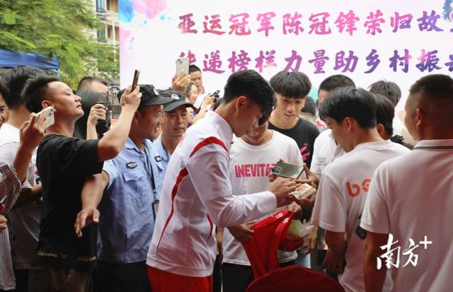 陈冠锋为乡亲留下亲笔签名。  