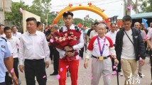 亚运冠军陈冠锋载誉返乡,电白乡亲组团“追星” 亚运冠军陈冠锋载誉返乡,电白乡亲组团“追星”