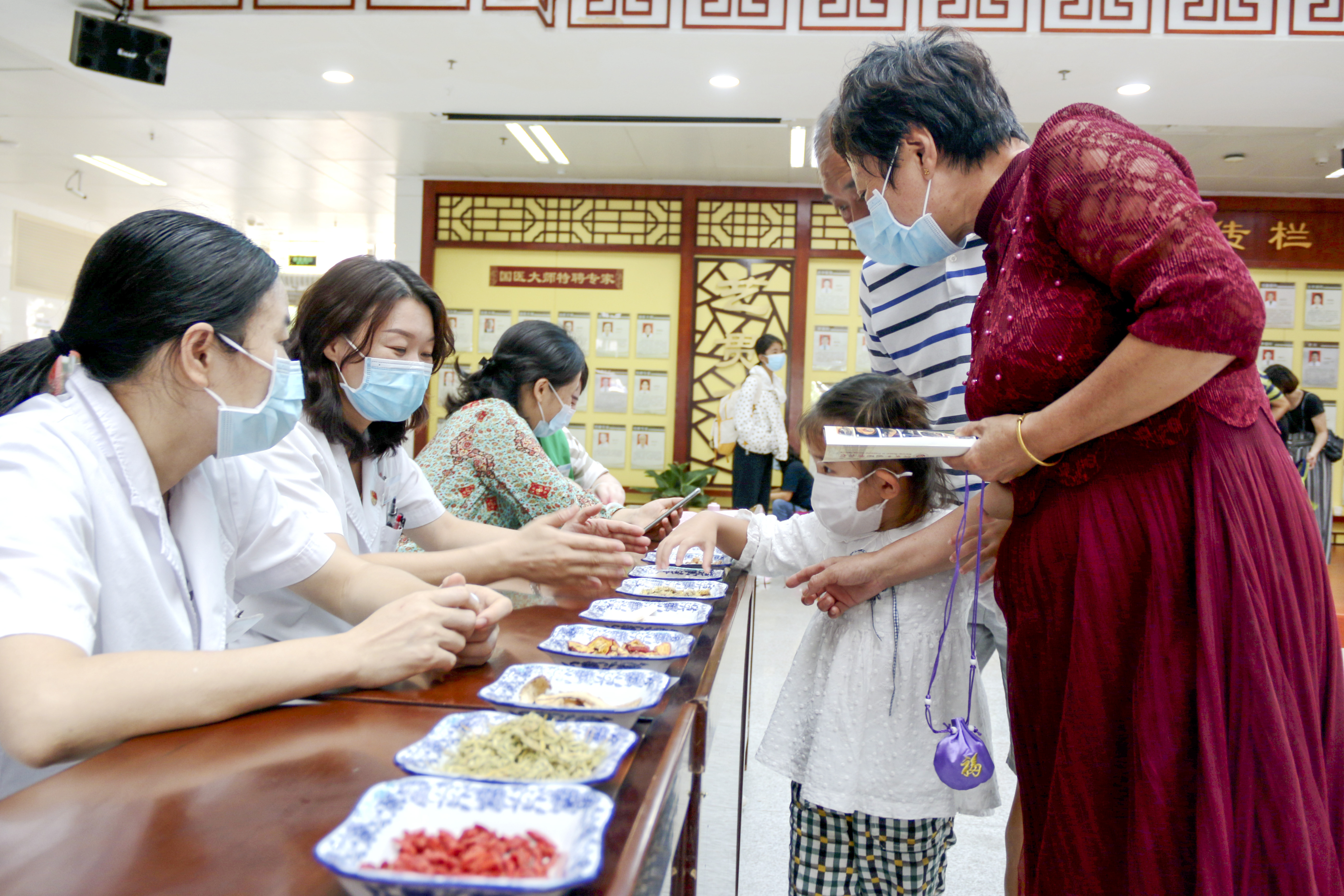 How can Traditional Chinese Medicine help treat severe COVID-19 cases?