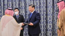 习近平接受苏欧德国王大学授予名誉博士学位 习近平接受苏欧德国王大学授予名誉博士学位