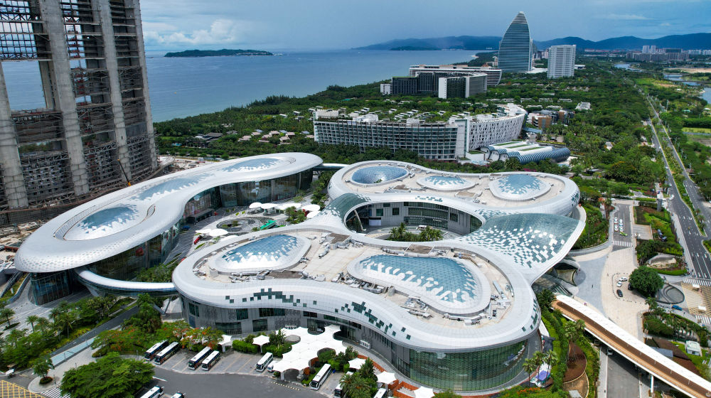 　　这是2025年5月29日拍摄的位于海南省三亚市的三亚国际免税城（无人机照片）。新华社记者 杨冠宇 摄