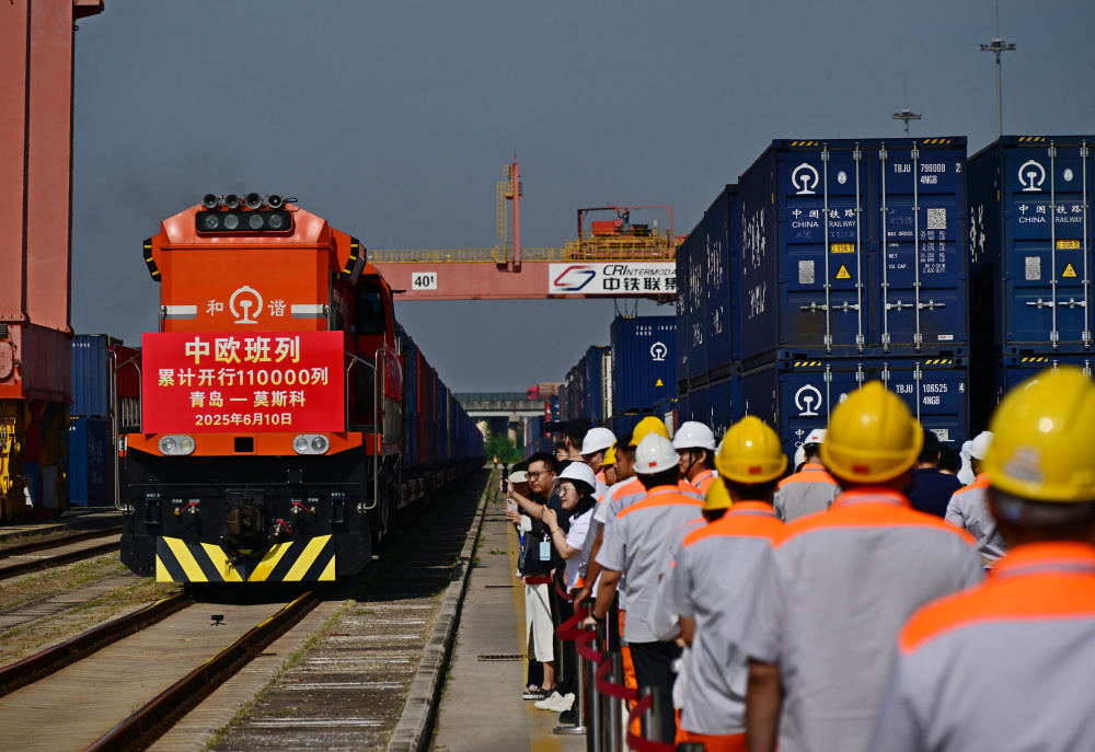图为6月10日在山东青岛胶州站拍摄的中欧班列。新华社记者 李紫恒 摄