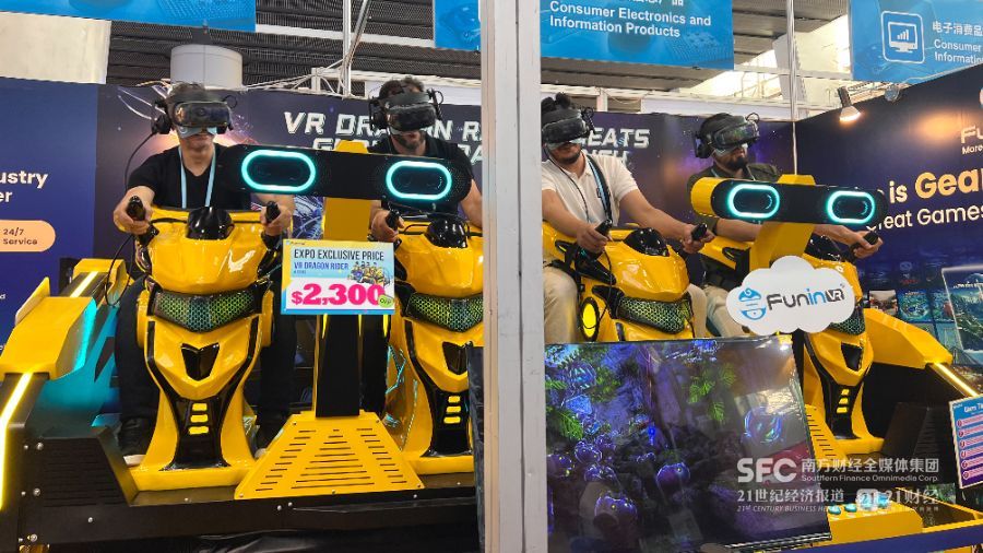 卓远展位上,外国客商正在体验新款VR游乐设备。记者郑玮/摄