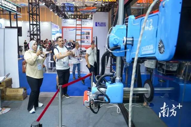 来自广州的凌度智能推出全球首款“越障清洗机器人”。