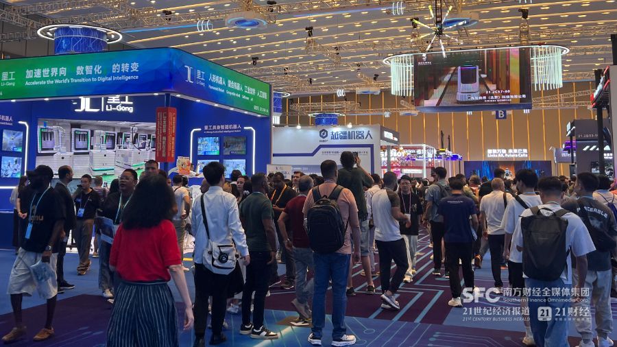 第138届广交会服务机器人专区人潮涌动。 郑玮/摄