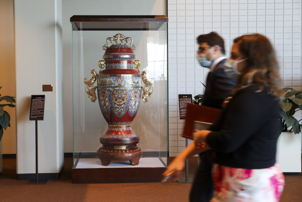 这是2021年10月21日在纽约联合国总部拍摄的中国政府赠送的“和平尊”。新华社记者 王迎 摄