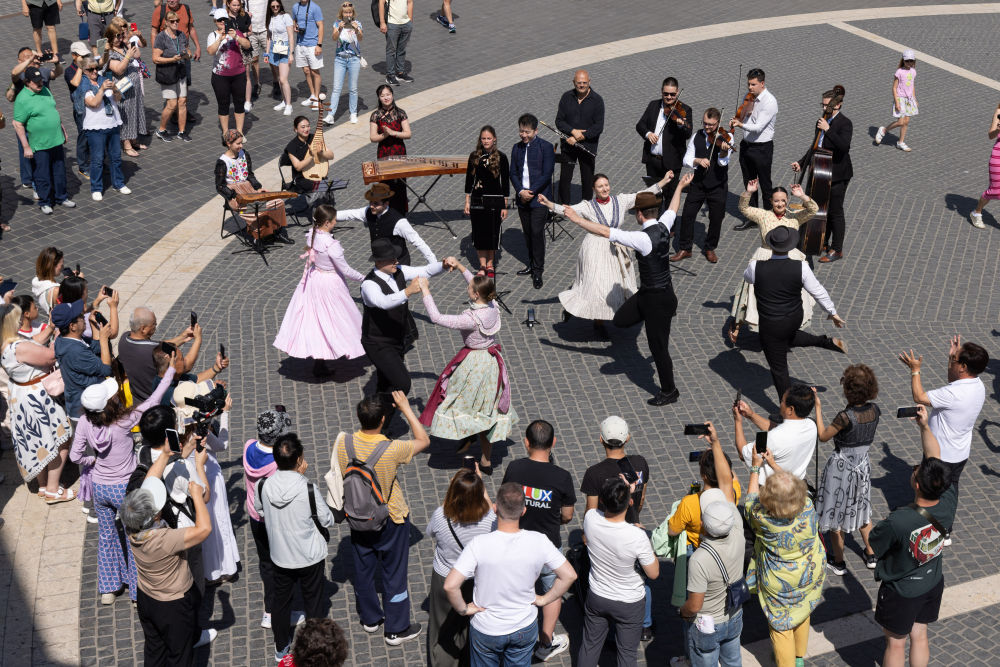 6月14日,为庆祝首个文明对话国际日,“对话·知音”文明对话国际日主题活动在匈牙利首都布达佩斯举行。图为中匈艺术家在城市快闪音乐活动上表演。新华社发(弗尔季·奥蒂洛摄)