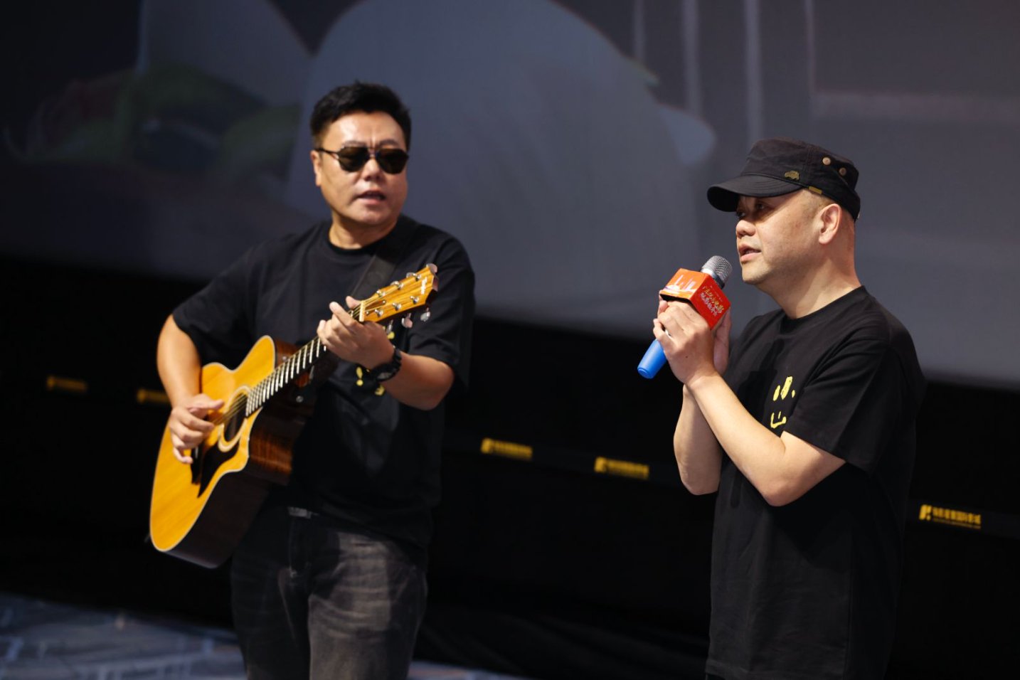 彭臣、卫华演唱主题曲