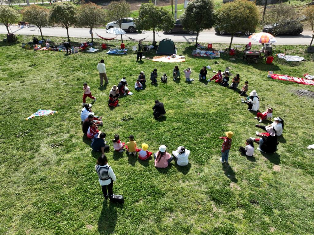 不少地方正在探索为中小学设置春秋假期。哪个