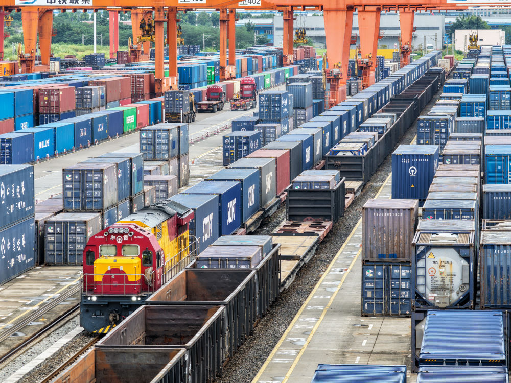 　　2025年9月8日，满载“重庆造”汽车的中欧班列（成渝）在重庆团结村中心站等待发车（无人机照片）。新华社记者 唐奕 摄