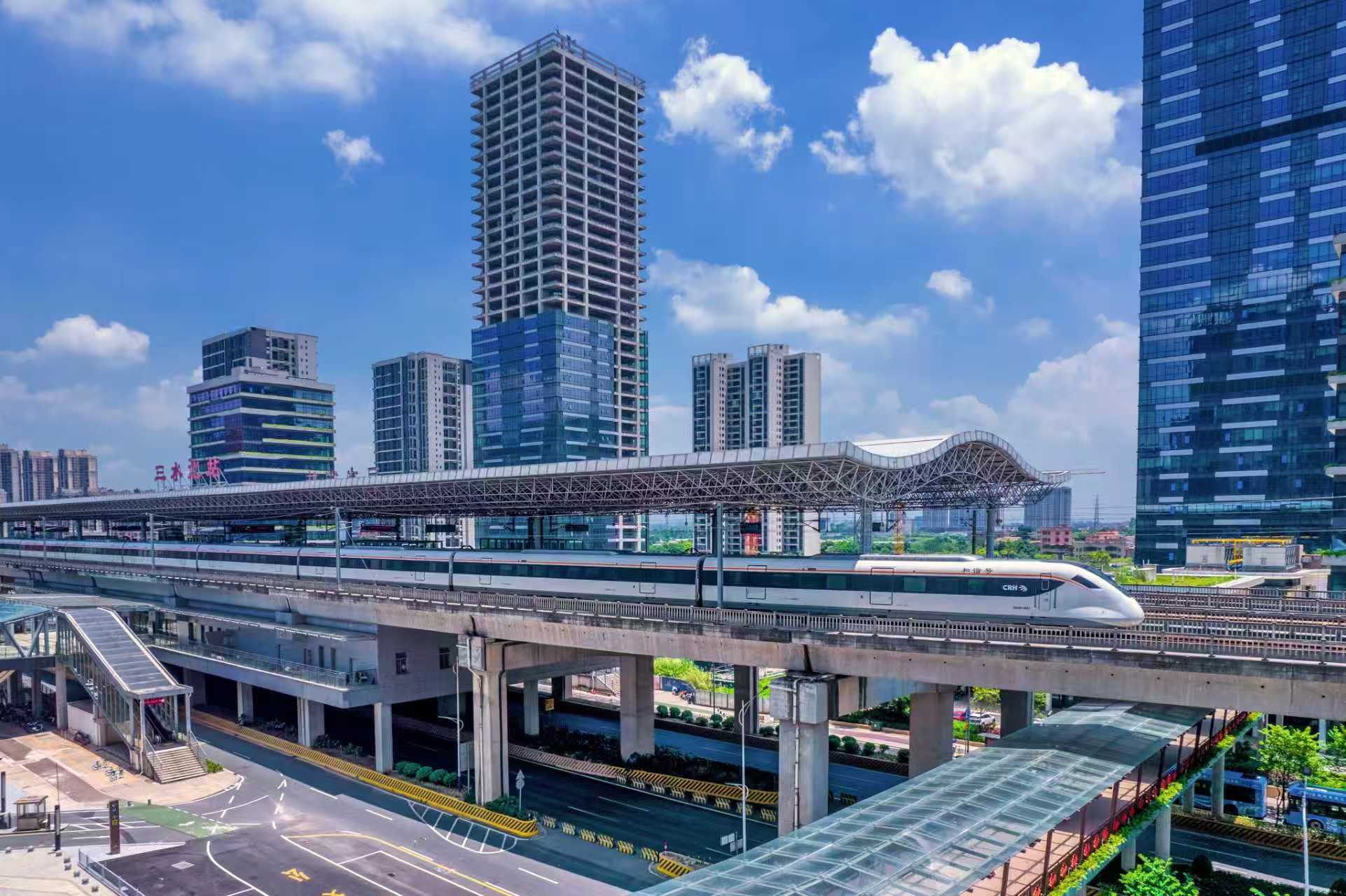 今年9月，广州东环城际、琶莲城际和广惠城际北延段开通，并与广肇、广清等城际铁路实现贯通运营。