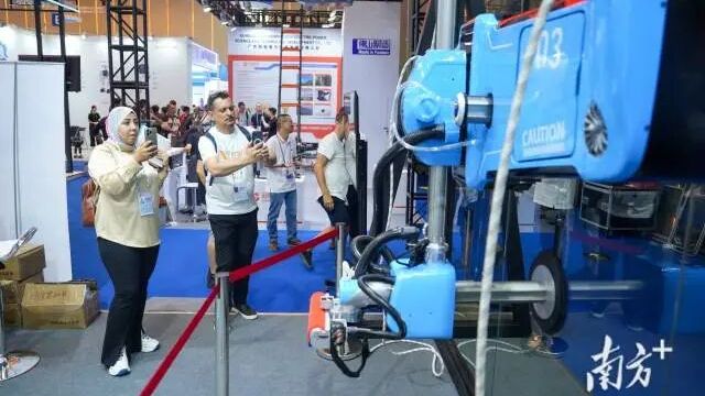 广交会采购商开启“扫货”模式，今年流行买机器人！
