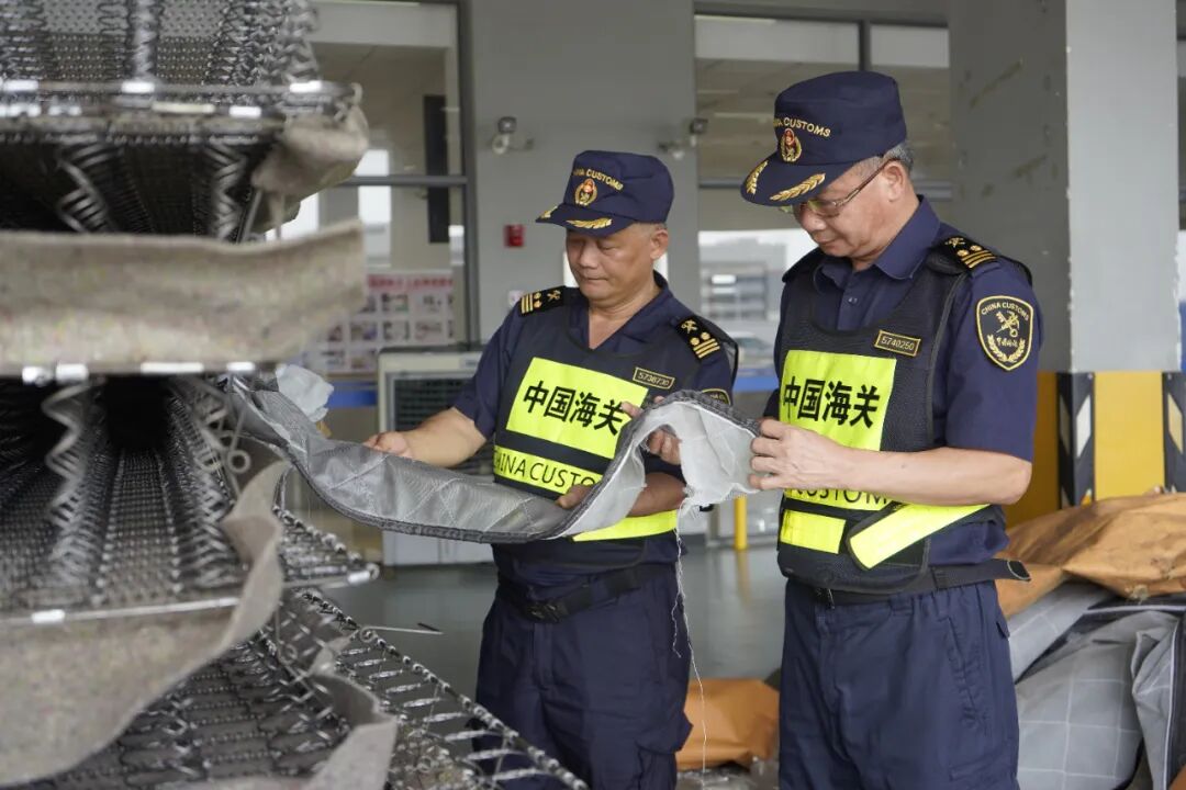香烟藏在床垫里！港珠澳大桥海关查获藏匿香烟