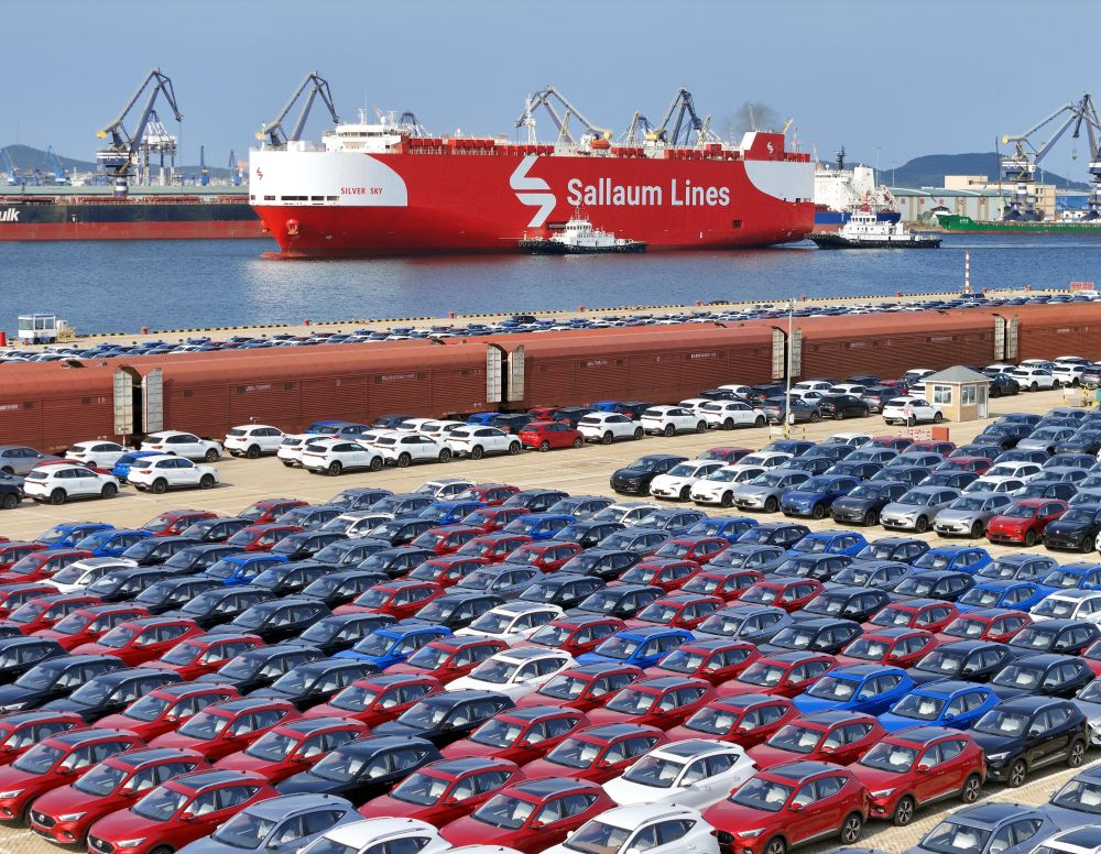 　　2025年9月14日，国产汽车在山东港口烟台港集结等待装船出口（无人机照片）。新华社发（唐克 摄）