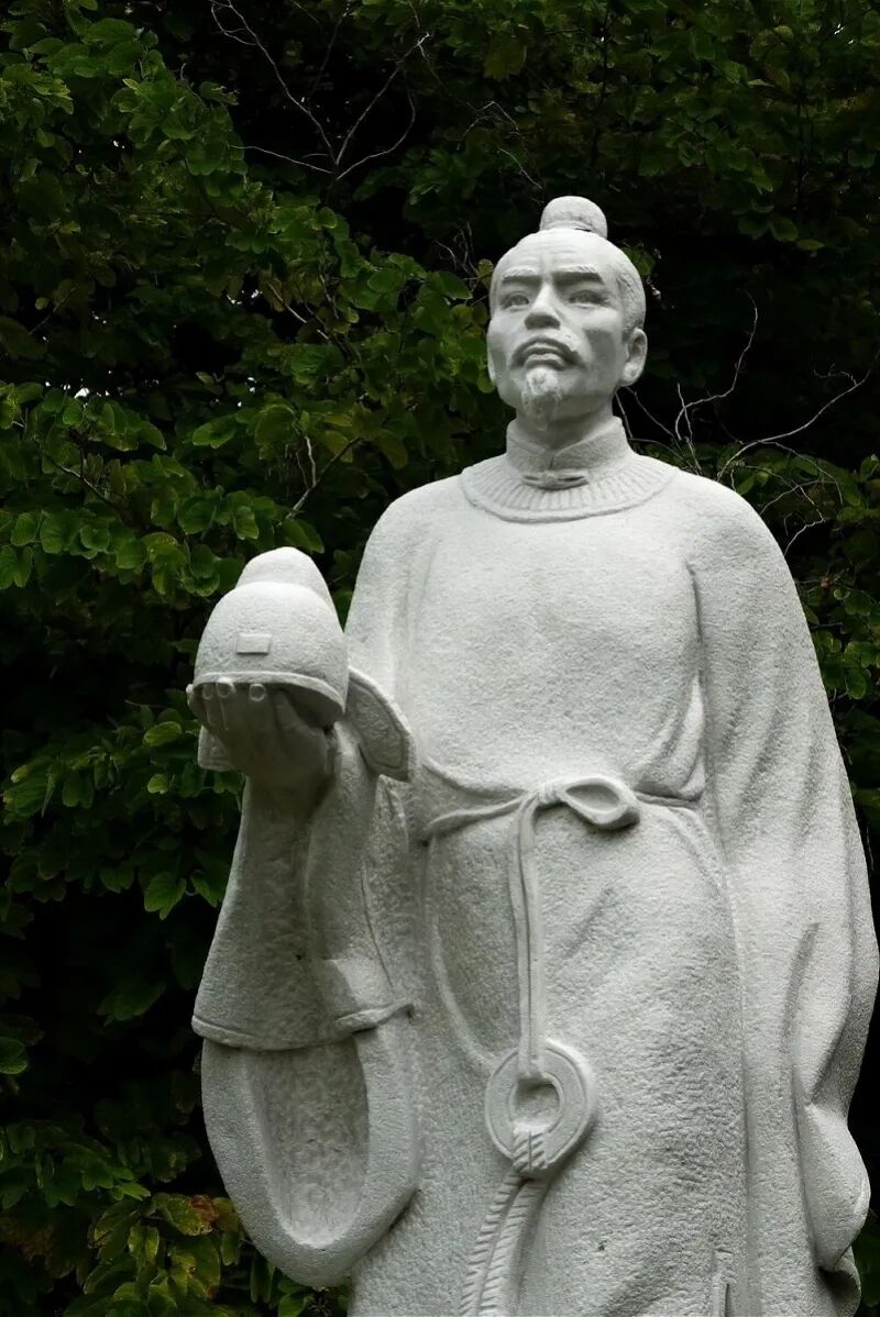 张九龄雕像。