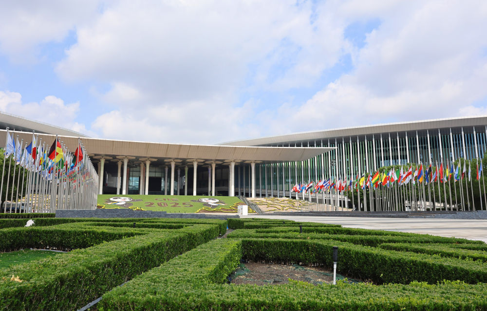 　　这是2025年10月5日拍摄的国家会展中心（上海）南广场。新华社记者 方喆 摄