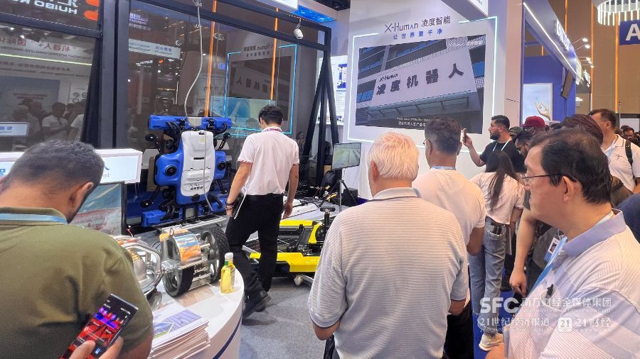 (凌度智能的展位前吸引了多国客商驻足咨询。本报记者郑玮/摄)