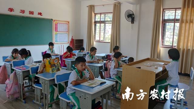 宝山小学三年级学生在朗读英语  李国华 摄