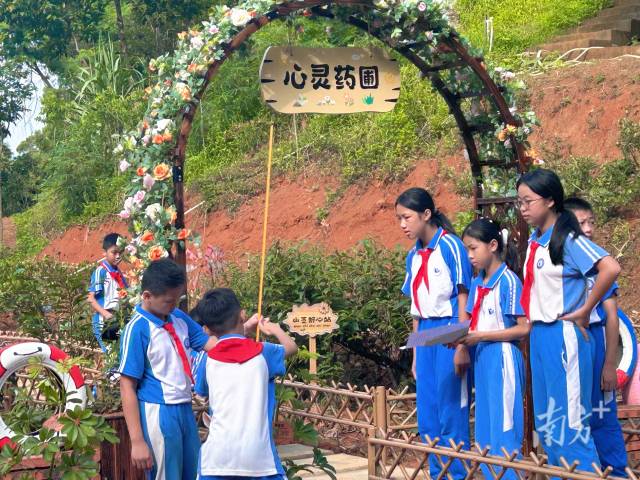 云浮山中，有一间没有黑板的课堂