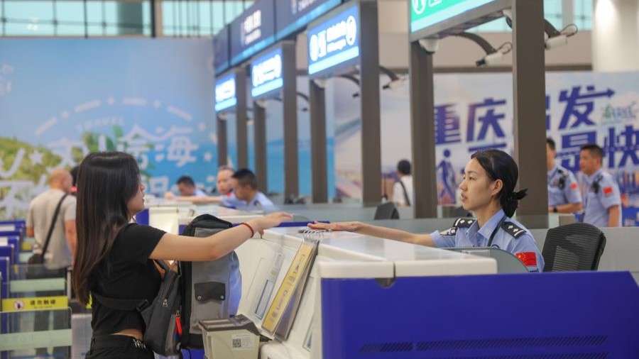 China forecasts average of 2 million border crossings over upcoming holiday